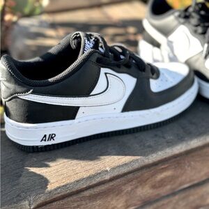 Nike Air Force 1 panda worn once size 7! (5Y)